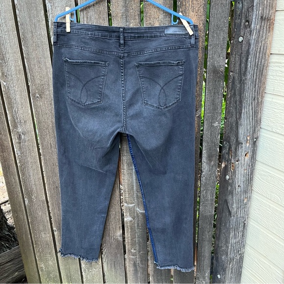 Calvin Klein Wm’s Frayed Rebel Black & Blue Ankle Skinny Fit Jeans Sz 33 - Picture 3 of 16